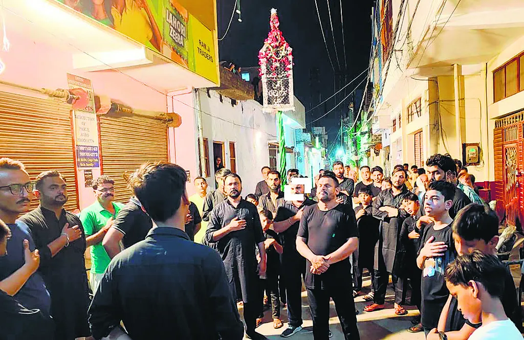 बरेली: मेहंदी के जुलूस में अजादारों ने किया मातम, हजरत-ए-कासिम की शहादत को याद कर नम हुईं आंखें