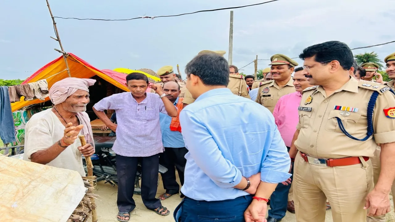 एसपी संग बाढ़ प्रभावित क्षेत्र का बाराबंकी डीएम ने किया निरीक्षण, पीड़ित से पूछा...दादा तिरपाल और भोजन मिला