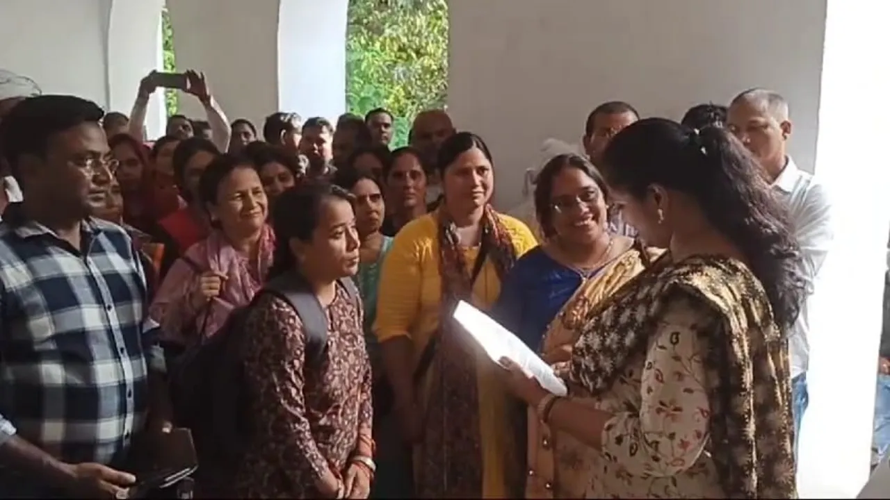 बहराइच: मांगों को लेकर कस्तूरबा गांधी आवासीय बालिका विद्यालय के शिक्षकों ने दिया धरना, सौंपा ज्ञापन 