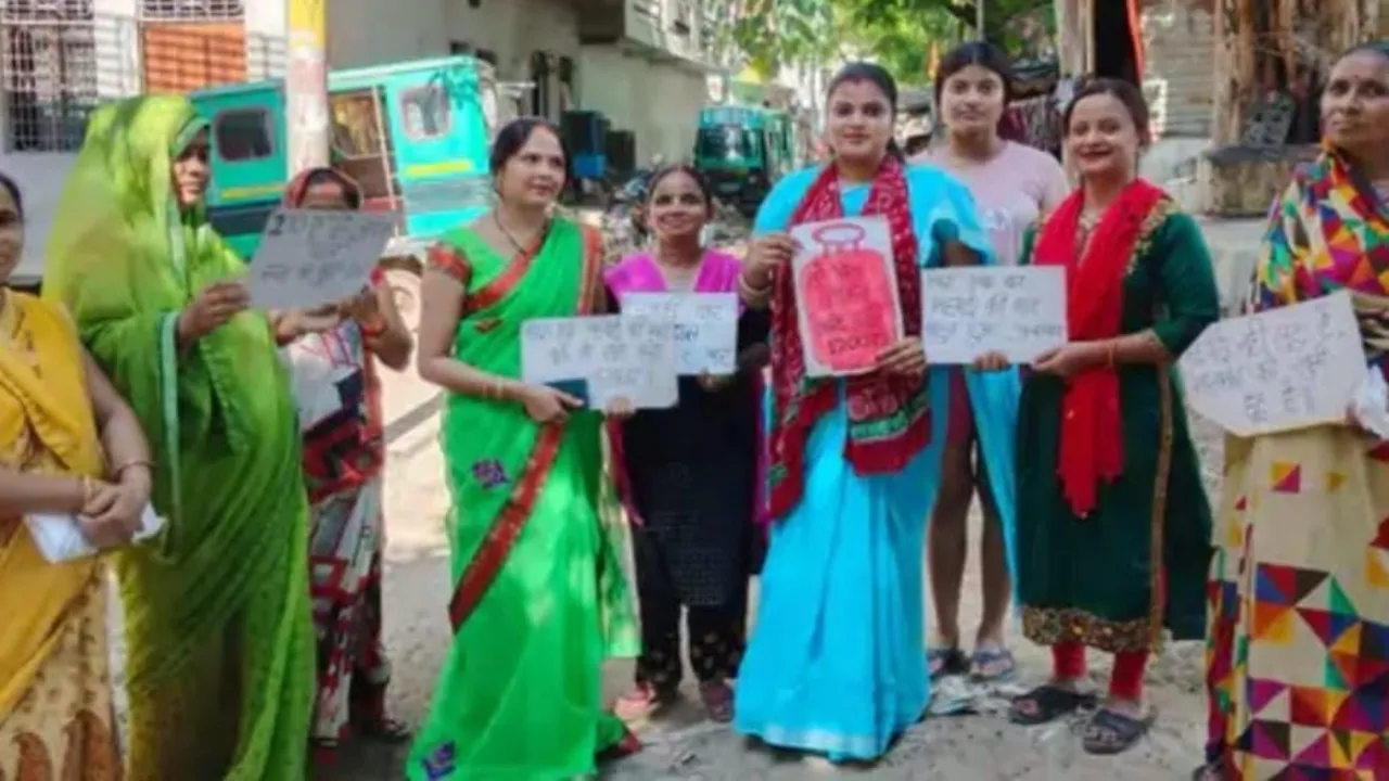 प्रयागराज: महंगाई के विरोध में सड़क पर उतरी सपा महिला सभा, सरकार के खिलाफ की नारेबाजी 