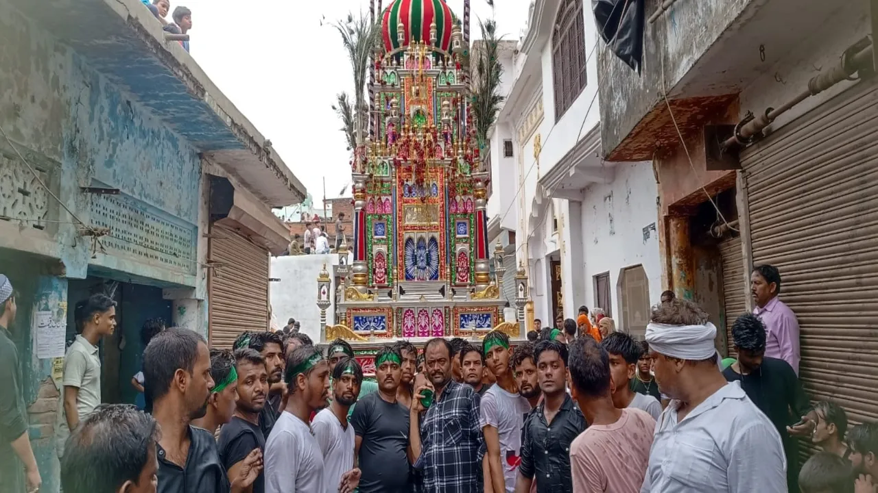 आज शब्बीर पे क्या आलम ए तन्हाई है...नम आंखों से दफन किए ताजिये