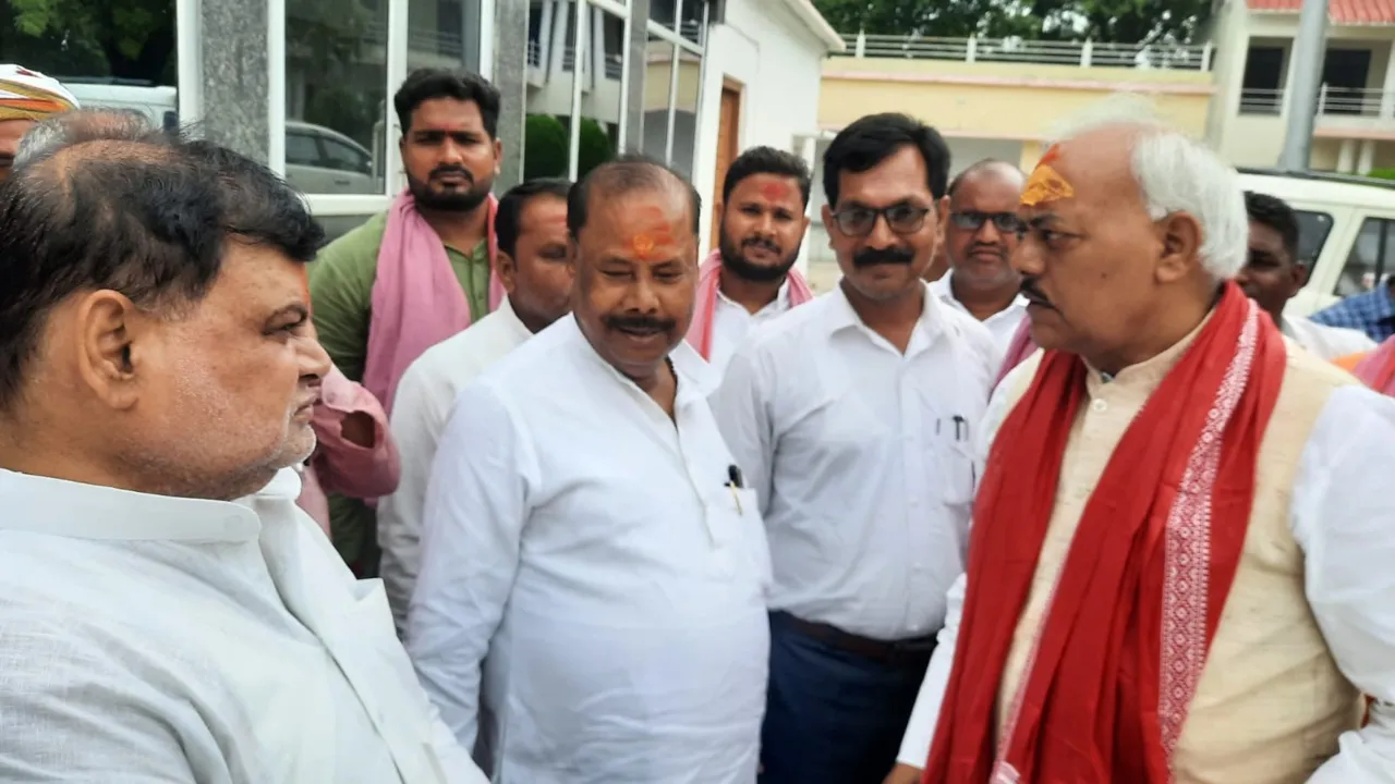 यूपी विधानसभा उपचुनाव को लेकर सपा की तैयारी शुरू, नेता प्रतिपक्ष बोले-प्रत्याशी कोई हो जिताना ही लक्ष्य