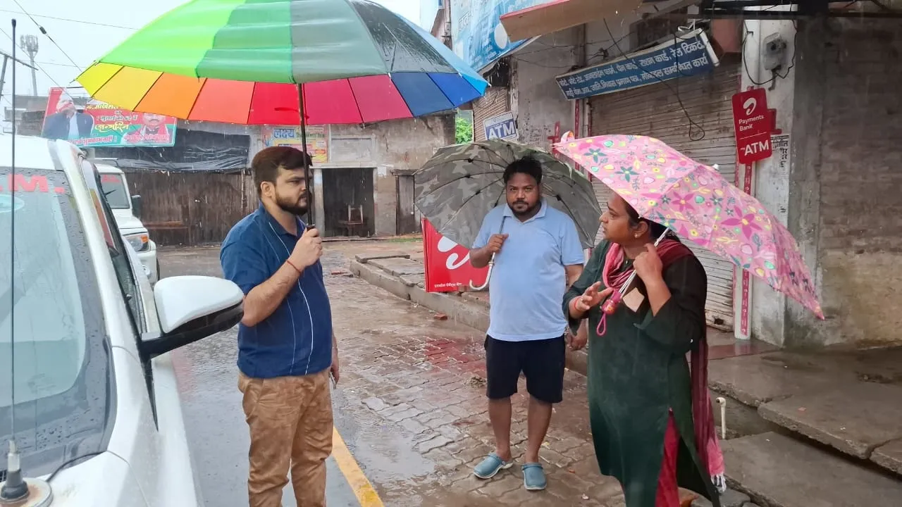 श्रावस्ती में तेज बारिश के बीच लोगों का हाल जानने पहुंचे डीएम, व्यवस्था सुधारने के दिए निर्देश  