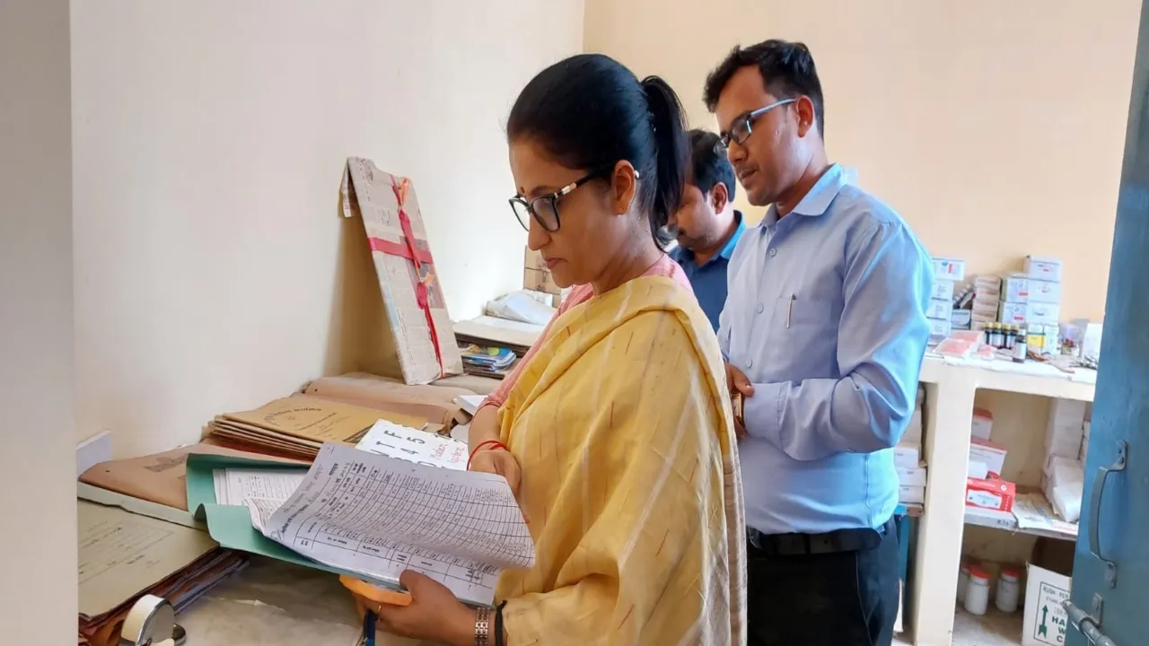 कार्यालय अव्यवस्थित होने पर डीएम बहराइच ने डीपीओ और सीडीपीओ समेत पांच का वेतन रोका