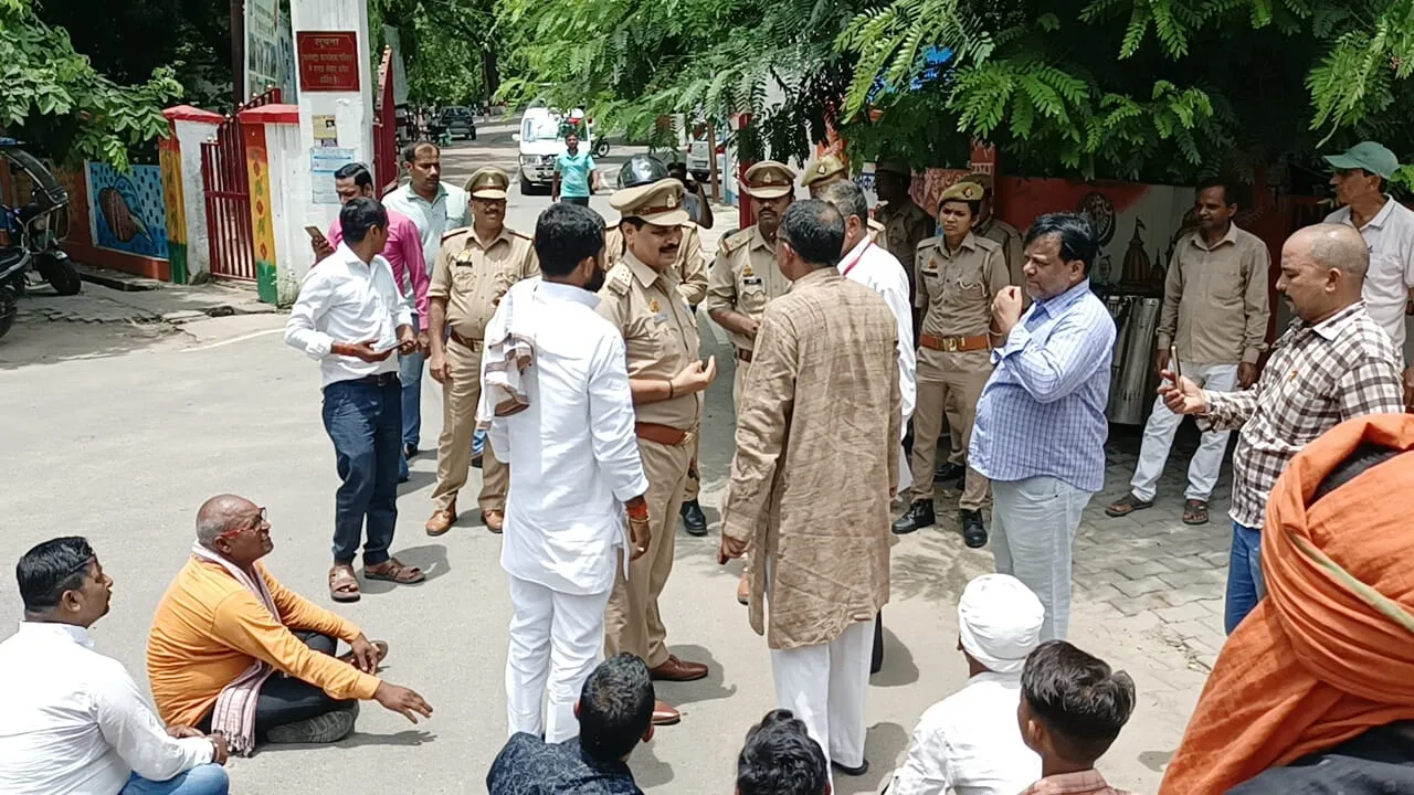 बहराइच में VHP ने किया प्रदर्शन-देश में गोवंश हत्या निषेध कानून के गठन की उठाई मांग