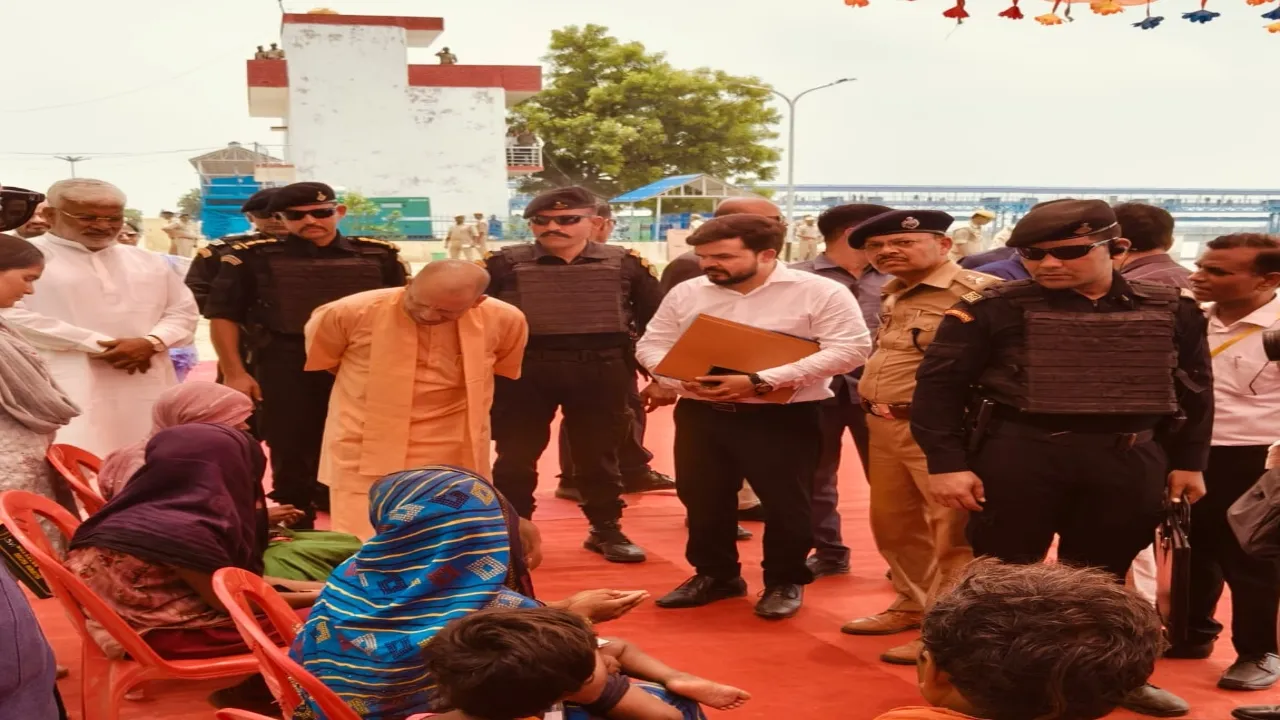 सीएम योगी ने बाढ़ कार्यों में लापरवाही पर पांच एडीएम एफआर से किया जवाब-तलब 