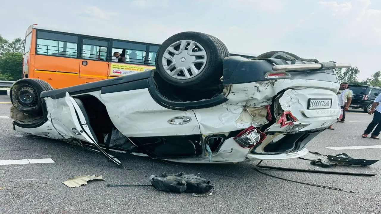 पूर्वांचल एक्सप्रेसवे पर हुआ हादसा, टायर फटने से दो कारों की टक्कर-महिला समेत चार घायल 