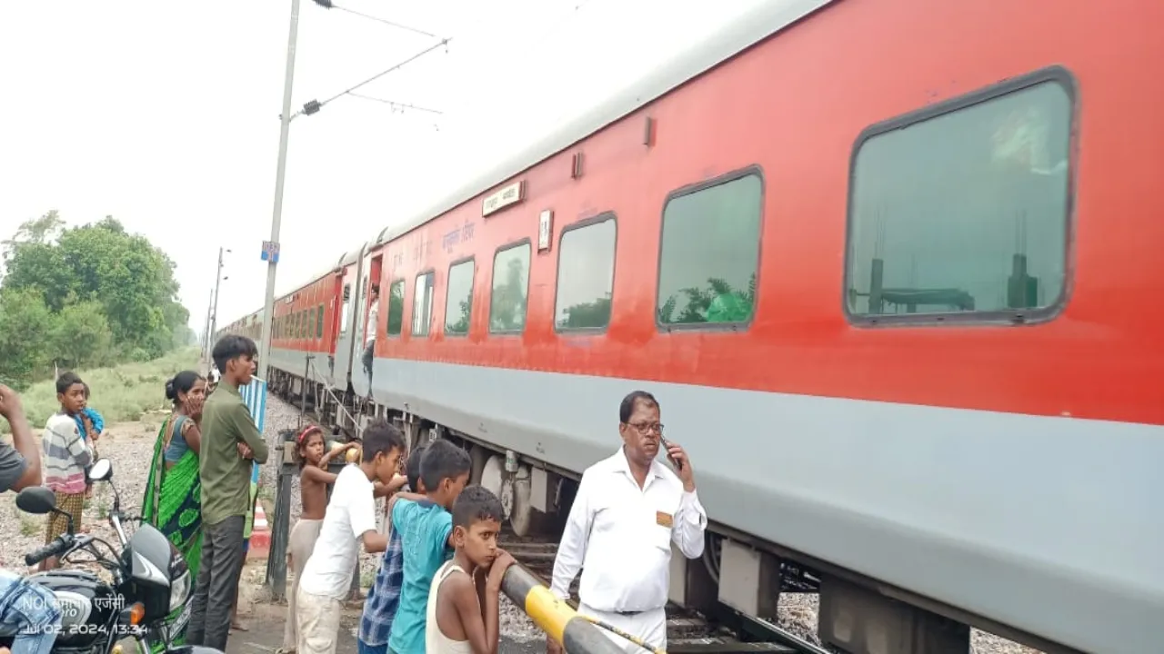 गोरखपुर पनवेल एक्सप्रेस का प्रेशर पाइप फटा, 45 मिनट परिचालन रहा ठप