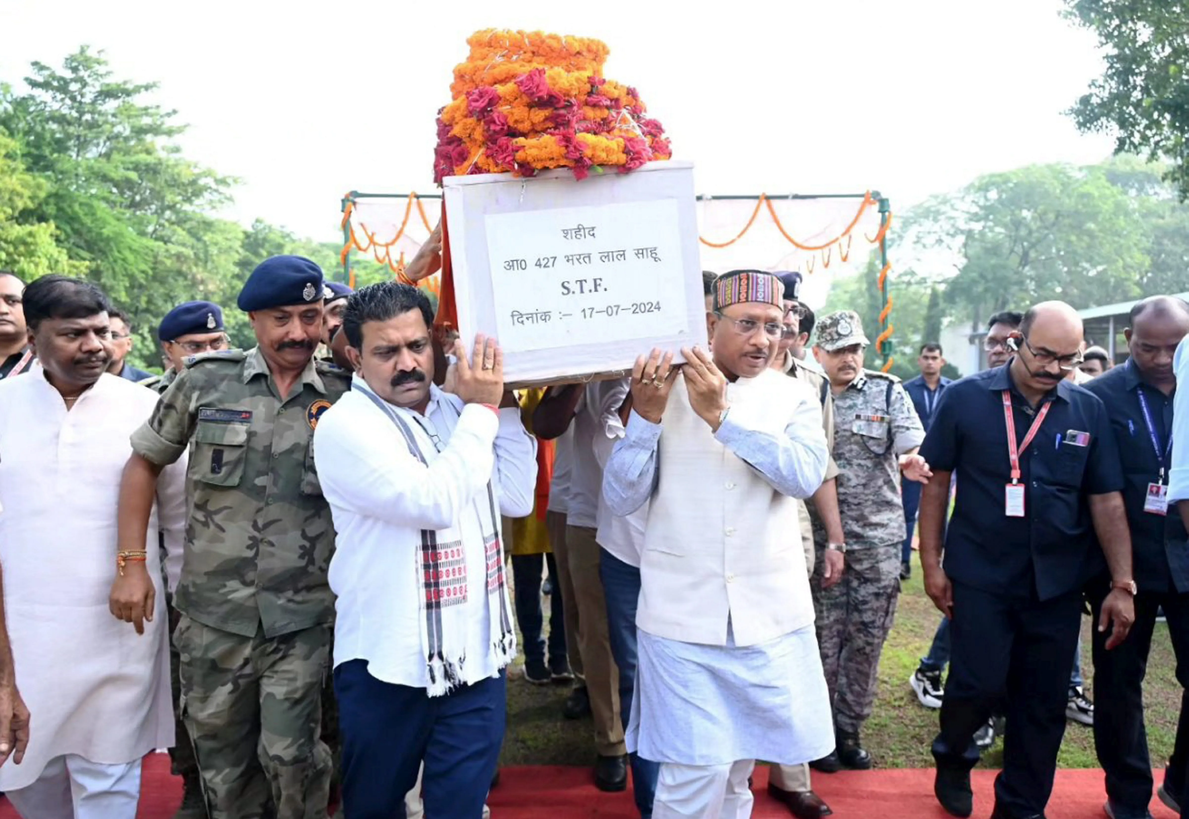 छत्तीसगढ़: शहीद एसटीएफ आरक्षक के अंतिम संस्कार में उमड़ी भीड़, देश भक्ति के नारों से गूंजा शहर