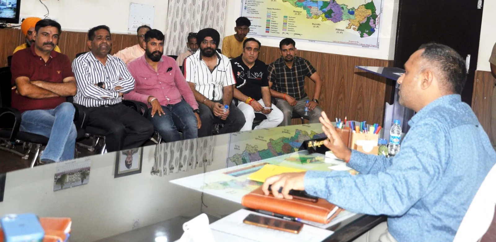 रुद्रपुर: टुकटुक चालकों के साथ एसएसपी कार्यालय पहुंचे व्यापारी