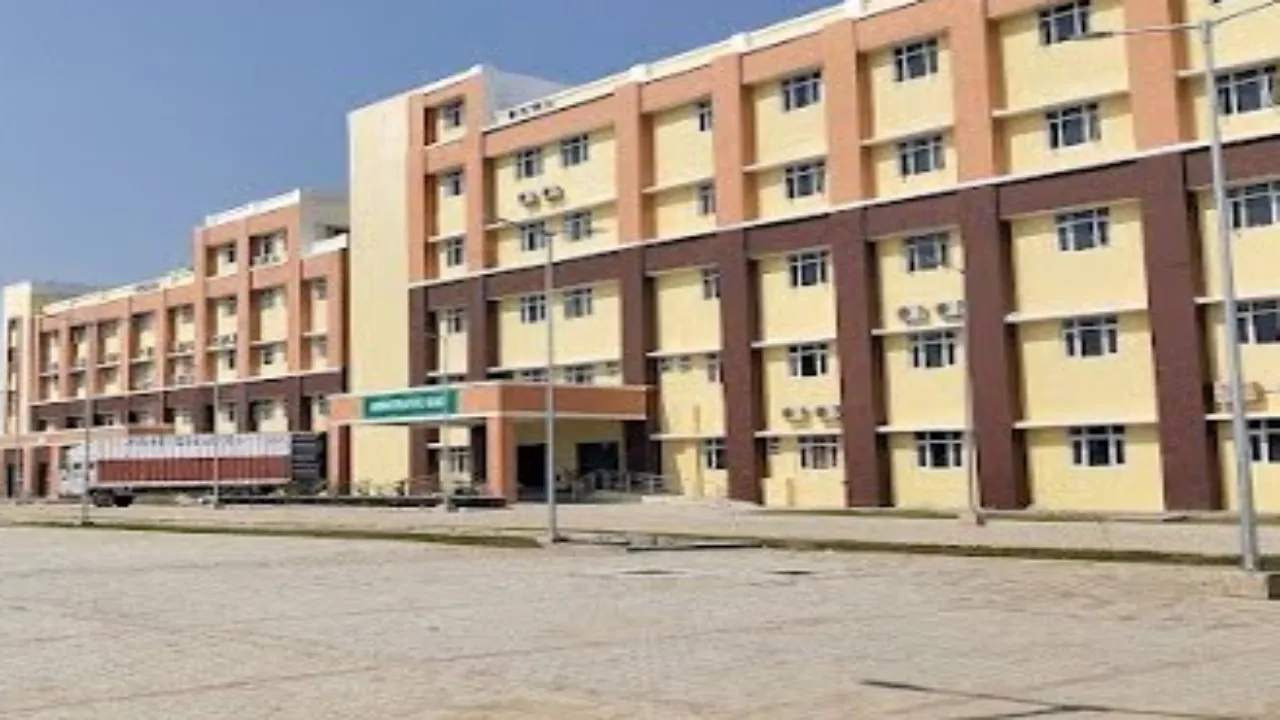 हरदोई: छात्रा ने किया डाई पीने का नाटक, मेडिकल कॉलेज लेकर पहुंचे परिजन तो सामने आई ये सच्चाई