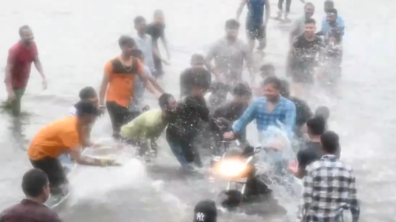 Video: बारिश में मस्ती की आड़ में युवकों ने जमकर मचाया उत्पात, महिलाओं को भी नहीं बख्शा-कहीं नहीं दिखी लखनऊ पुलिस