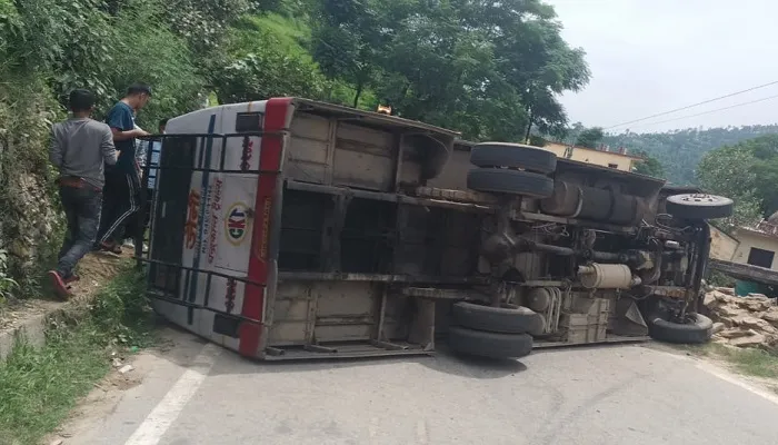 अल्मोड़ा: चौसली के पास केमू बस दुर्घटनाग्रस्त, सात यात्री घायल