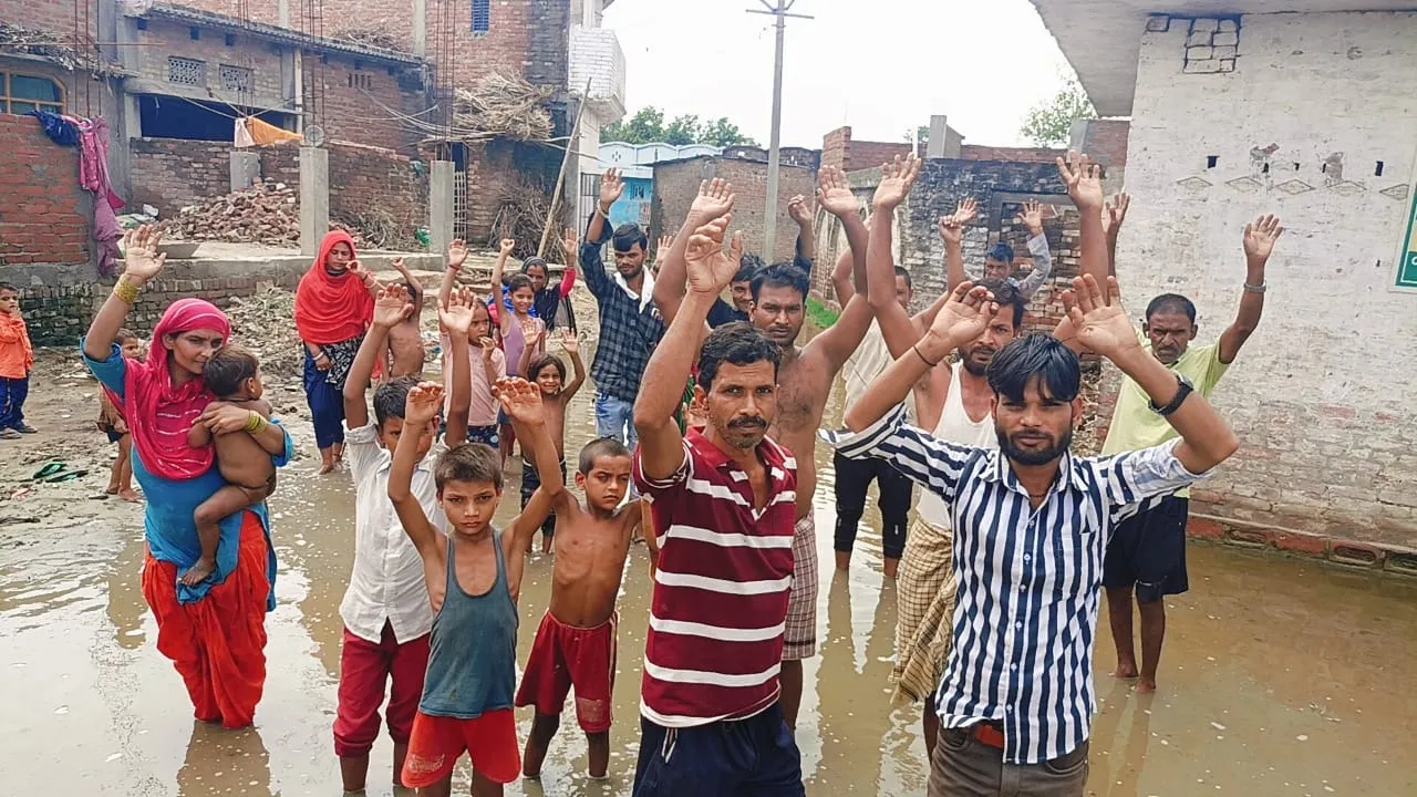 बहराइच में जलभराव के बीच निकलने को मजबूर हैं ग्रामीण, किया प्रदर्शन