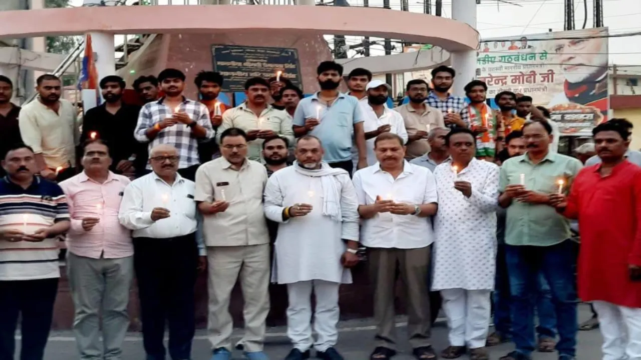 प्रतापगढ़: आतंकी हमले में शहीद जवानों को कैंडल जलाकर दी श्रद्धांजलि