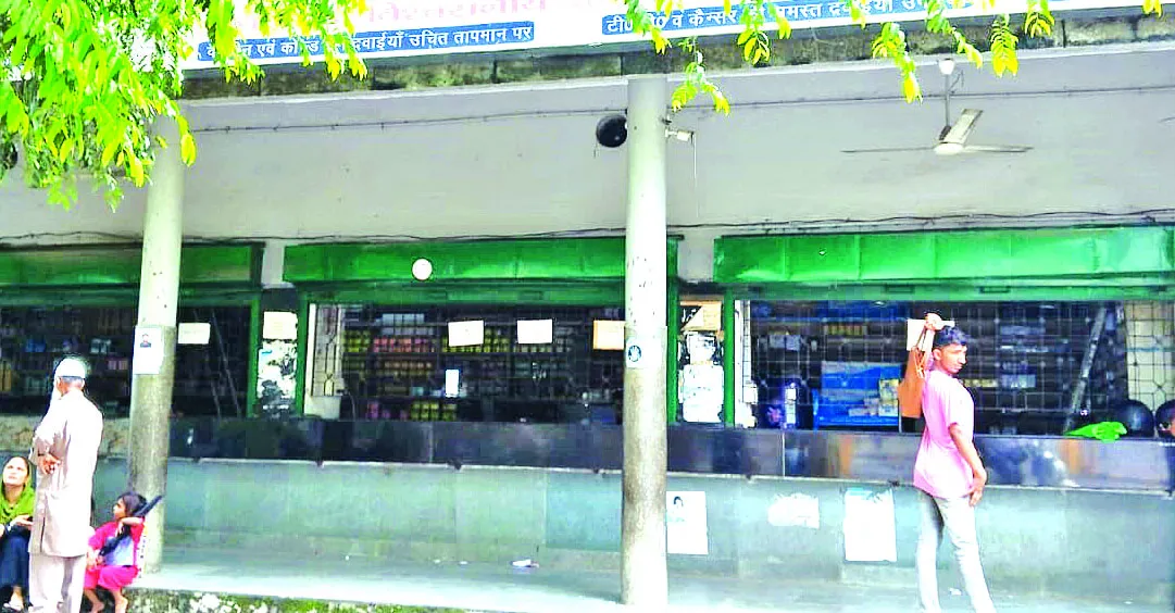 हल्द्वानी: डॉ. सुशीला तिवारी अस्पताल में बिना लाइसेंस के चल रहा मेडिकल स्टोर