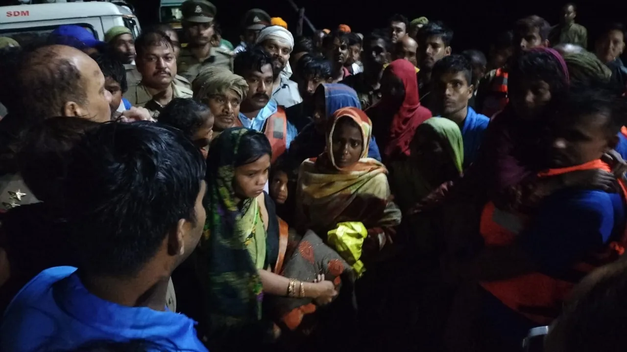 श्रावस्ती: मोहनपुर भरथा गांव में बाढ़ में फंसे 11 नागरिक, रेस्क्यू कर निकाला गया बाहर