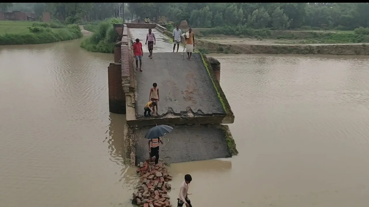 हरदोई: खेतीबाड़ी के लिए जान जोखिम में डाल कर ग्रामीण पार कर रहे नदी-Video