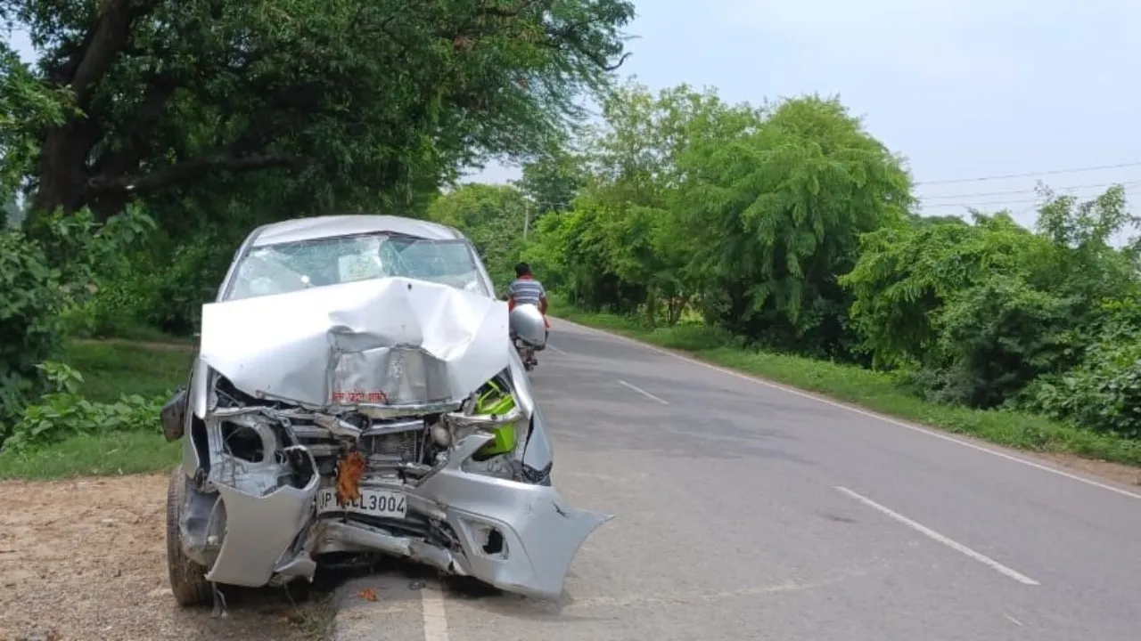 सुलतानपुर में पेड़ से टकराई कार, सचिवालय कर्मी के भाई की मौत  