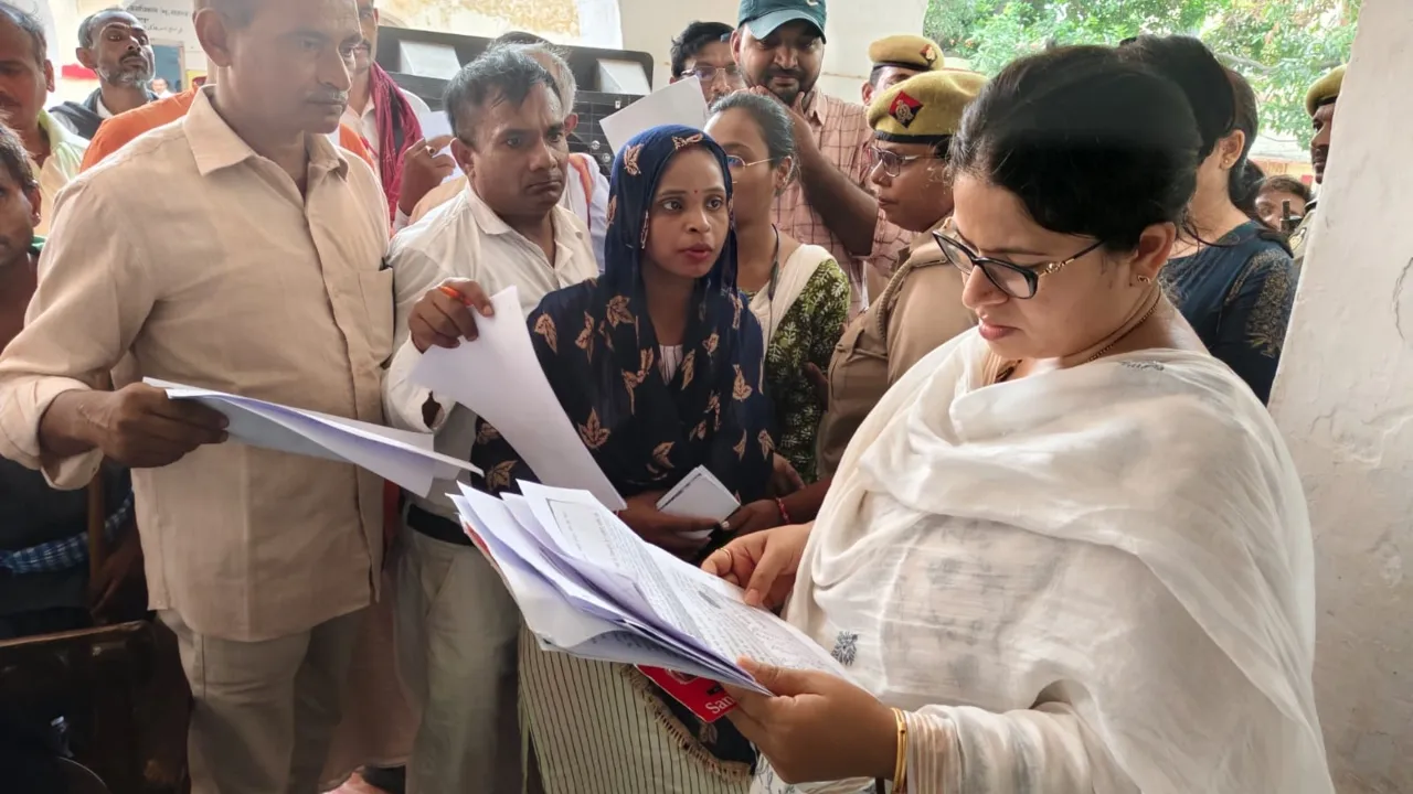 मिर्जापुर: डीएम ने दिए निर्देश-जनता की शिकायतों का अधिकारी करें निस्तारण  