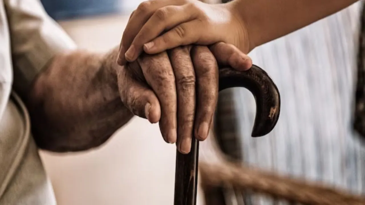 15 बुजुर्गों को मृत दिखाकर रोक दी वृद्धावस्था पेंशन, अफसरों के चक्कर काट रहे पेंशनधारक