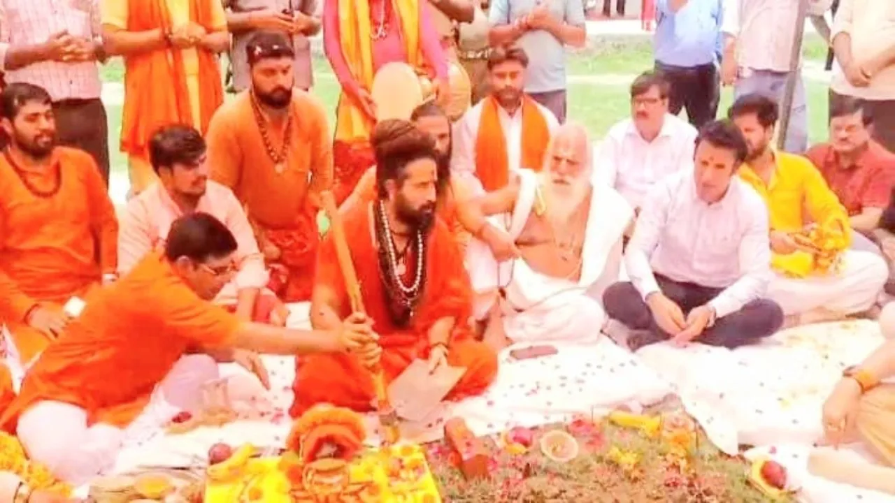 बड़े हनुमान मंदिर कॉरिडोर: महंत बलबीर गिरी ने किया भूमि पूजन, PDA वीसी भी रहे मौजूद