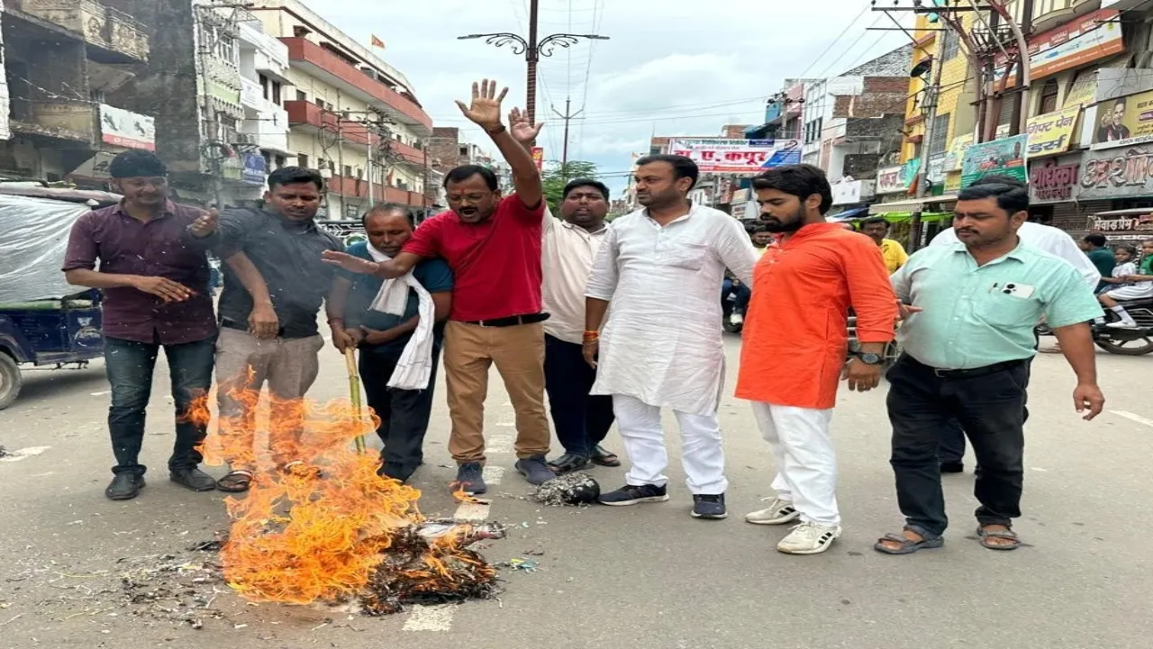 सुलतानपुर में कांग्रेसियों ने अनुराग ठाकुर का जलाया पुतला, किया प्रदर्शन