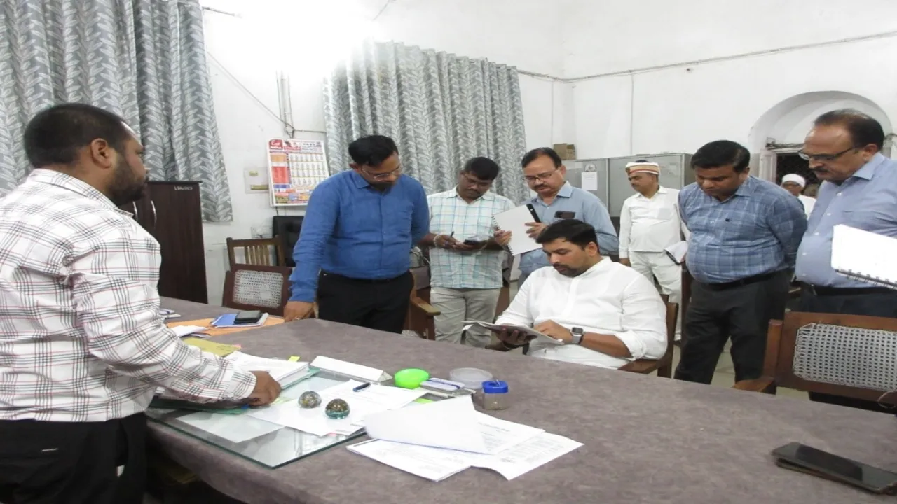 सीतापुर: निरीक्षण के दौरान अनुदान में लापरवाही पर डीएम ने एडीएम से किया जवाब तलब 