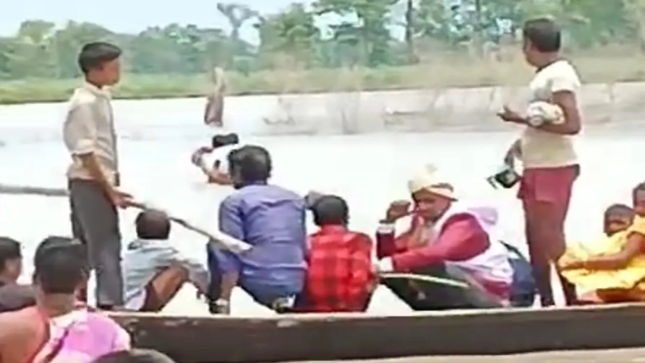 लखीमपुर खीरी: बाढ़ पर भारी मांगलिक कार्यक्रम, नाव पर बारात ला रहे दूल्हे राजा