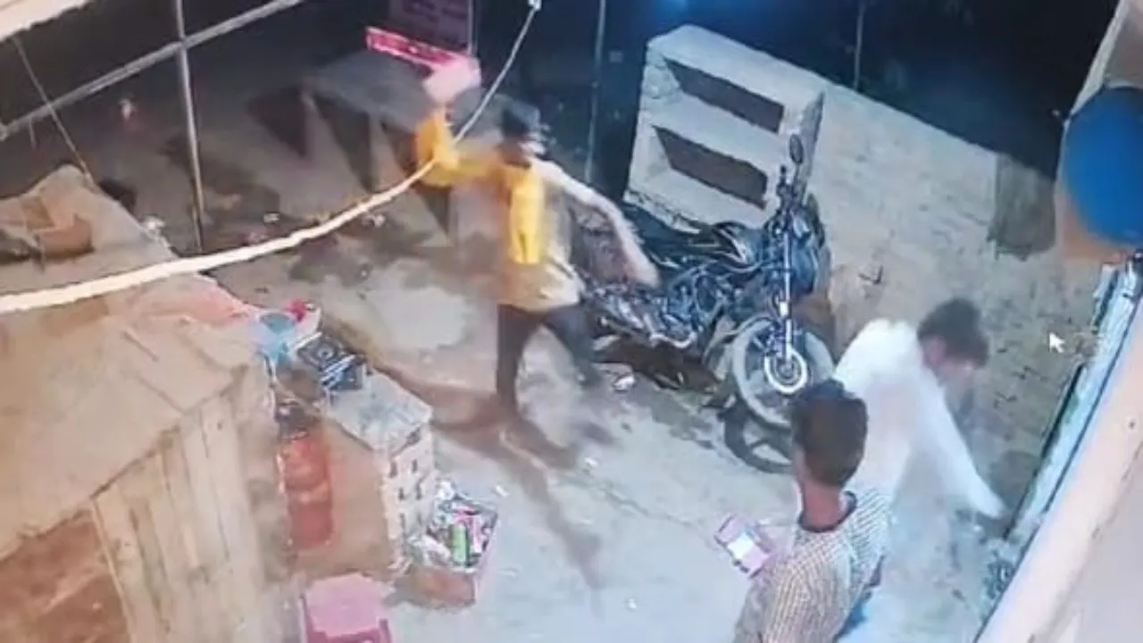 प्रयागराज: मुफ्त की बीयर न देने पर युवकों ने शॉप में की तोड़फोड़, वीडियो वायरल 
