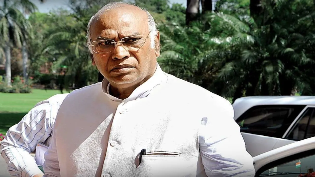 सरकारी कर्मचारियों को विचारधारा के आधार पर विभाजित करना चाहते हैं प्रधानमंत्री :खरगे 