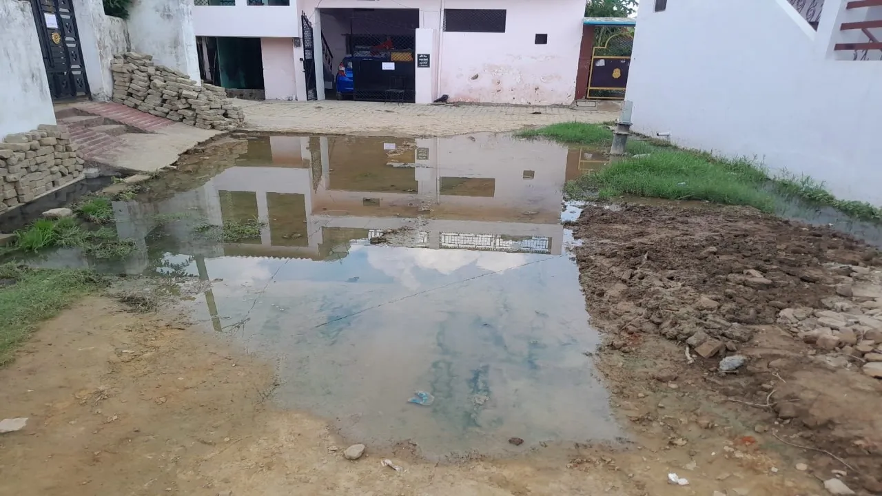 रायबरेली: जलभराव से महानंदपुर में घर बिकाऊ है के लगाए गए पोस्टर