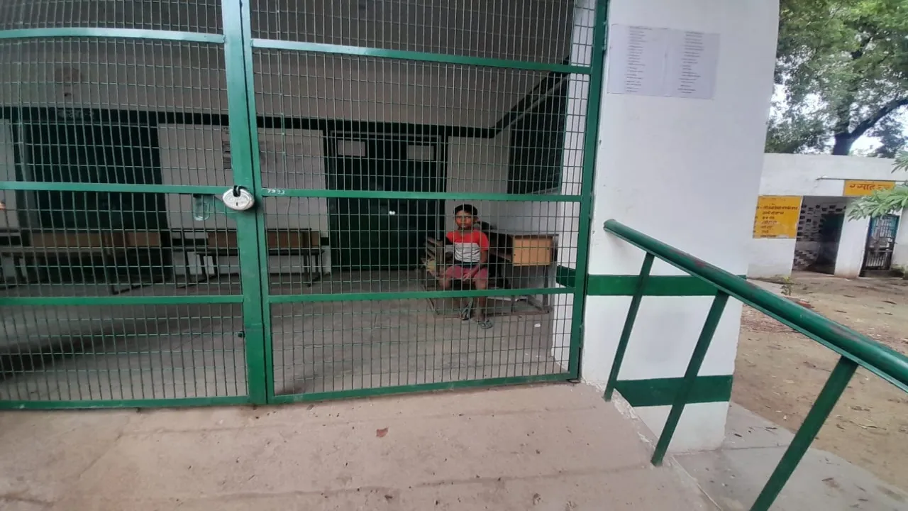 क्लास में सो गया बच्चा, स्कूल बंद कर चला गया स्टाफ, रोने की आवाज सुनकर ग्रामीणों को हुई जानकारी