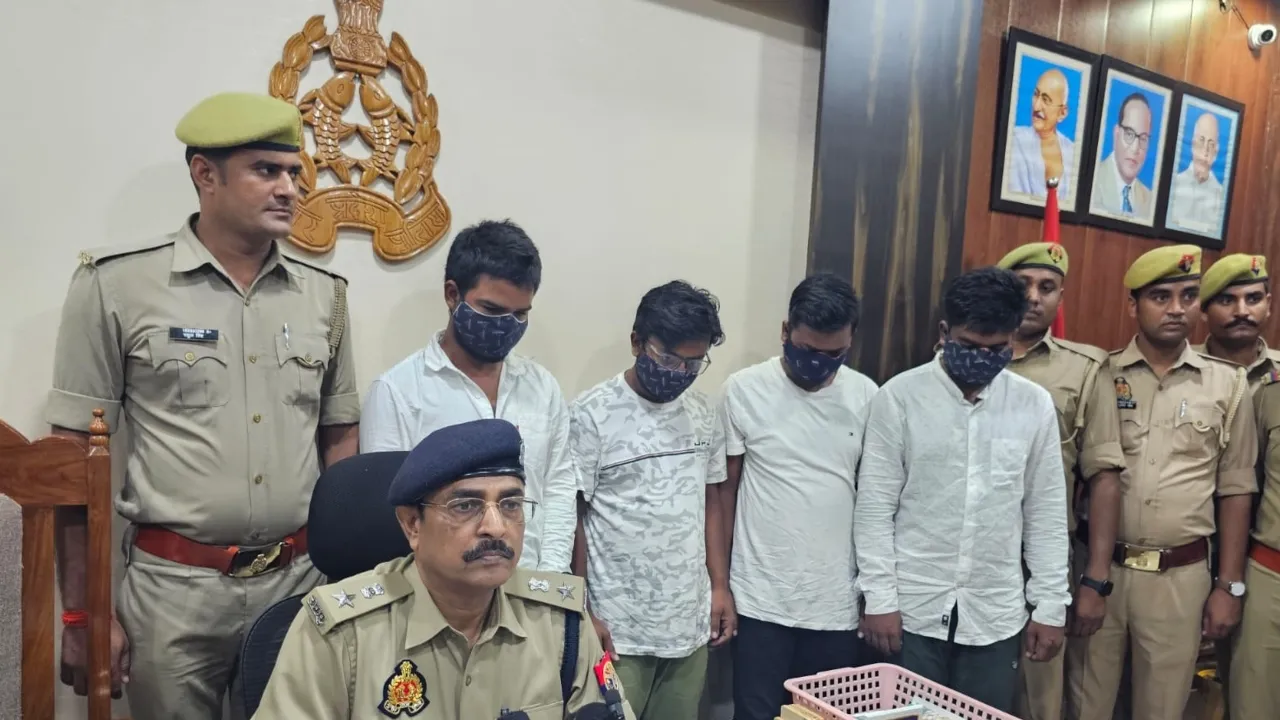 लिंक भेजकर ठगी करने वाले चार साइबर ठग गिरफ्तार, कार, लैपटॉप, 49 सिमकार्ड समेत अन्य सामान बरामद