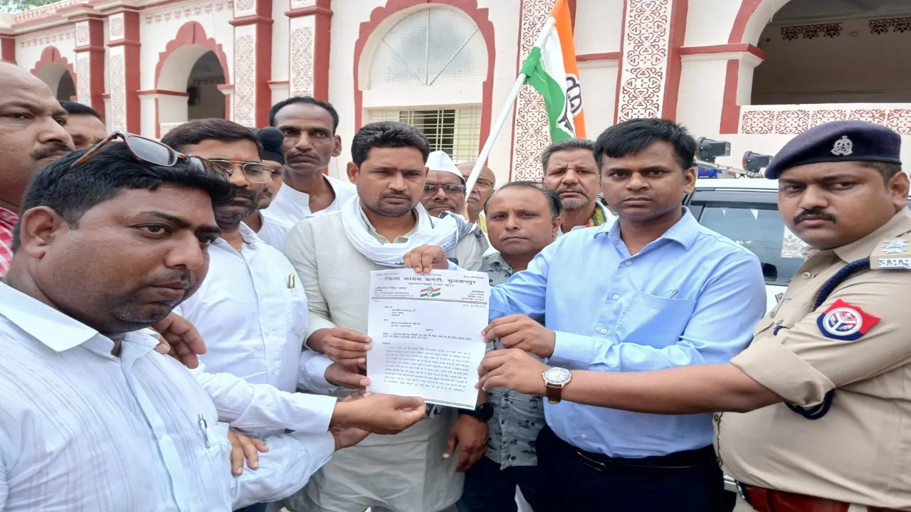 सुलतानपुर: राहुल का पुतला जलाये जाने से कांग्रेसी खफा, सौंपा ज्ञापन 