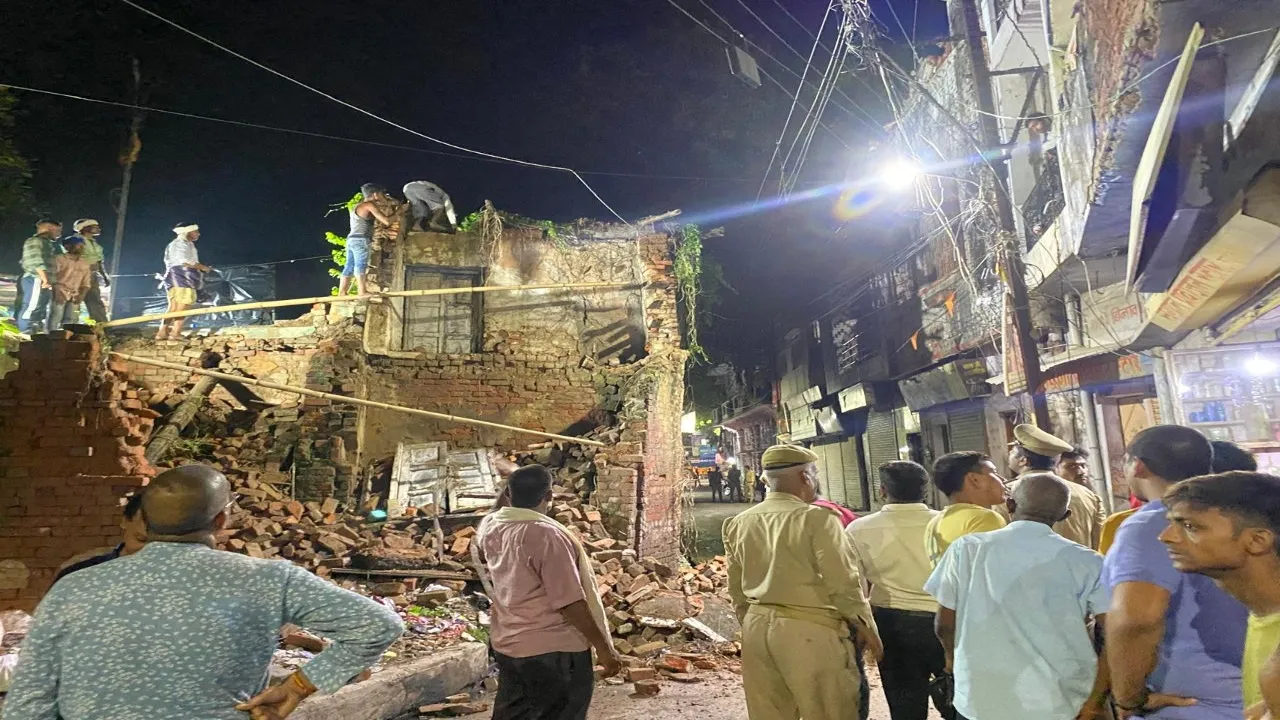 Amrit vichar impact: शहर में बने जर्जर मकान को ढहाया, कभी भी हो सकता था बड़ा हादसा