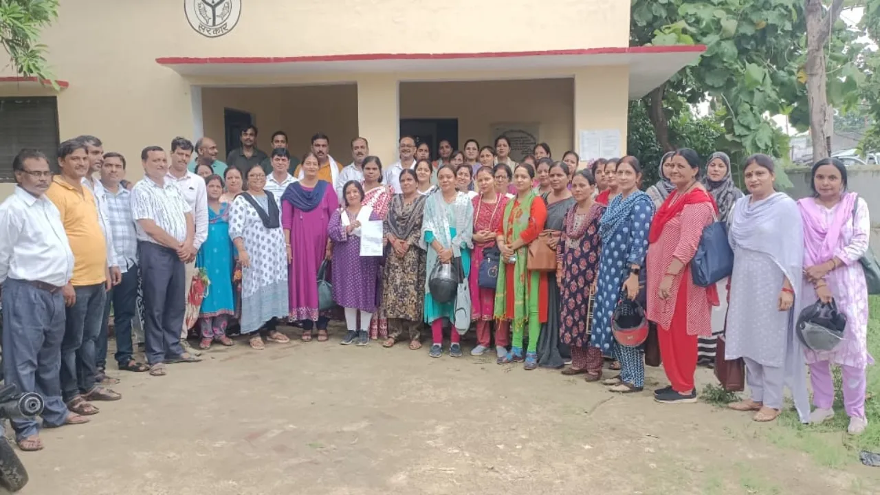 अयोध्या: शिक्षक संकुलों ने सामूहिक त्यागपत्र देकर ऑनलाइन अटेंडेंस पर जताया विरोध