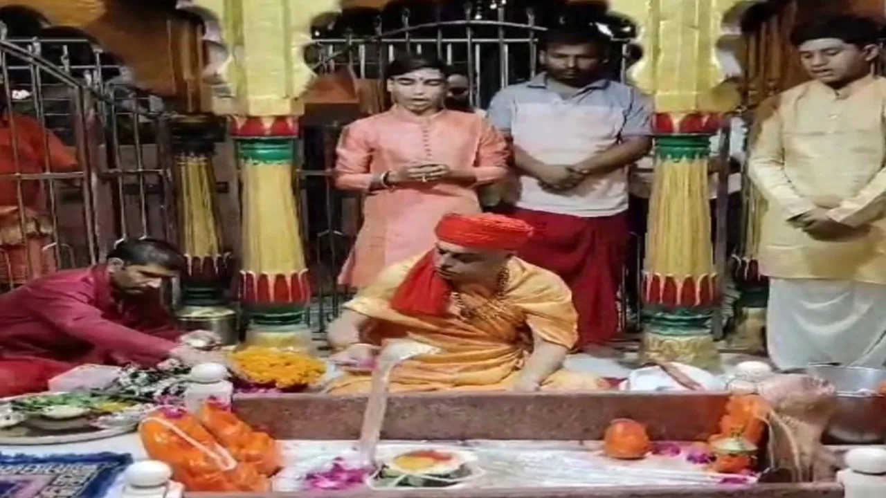 Sawan 2024: पहले सोमवार पर शिवालयों में उमड़ी भीड़, भक्तों ने किया जलाभिषेक 