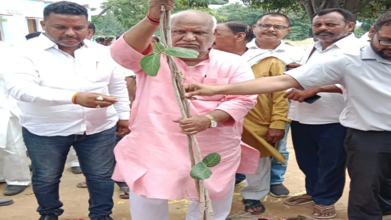 पूर्व सांसद ने वृक्षों को बताया ईश्वर का स्वरुप, अयोध्या में किया पौधरोपण 