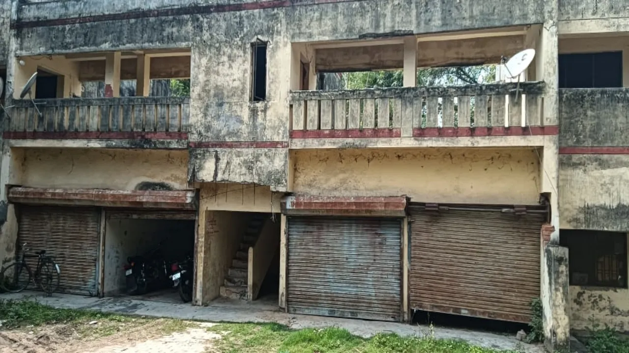 कोरांव में मरीजों को नहीं मिल रहा समुचित इलाज, सामुदायिक स्वास्थ्य केंद्र में डॉक्टरों की कमी-इमारत भी जर्जर  
