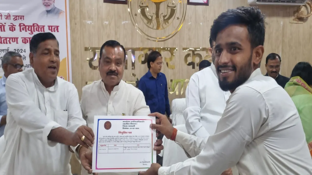 श्रावस्ती में 44 नवनियुक्त लेखपालों को दिया गया नियुक्ति प्रमाण पत्र