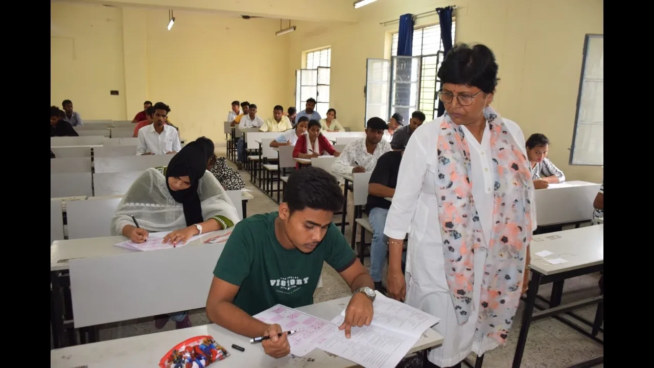 Jaunpur News: सीसीटीवी कैमरे की निगरानी में शुरू हुई पीयू कैट परीक्षा, कुलपति ने किया औचक निरीक्षण