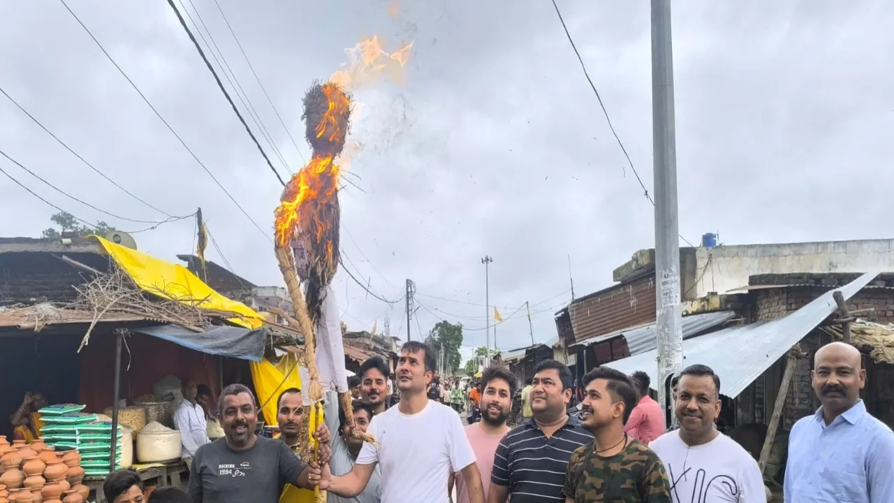 बहराइच: राहुल गांधी का व्यापारियों ने जलाया पुतला, हिंदू समाज पर दिए बयान पर जताई नाराजगी 