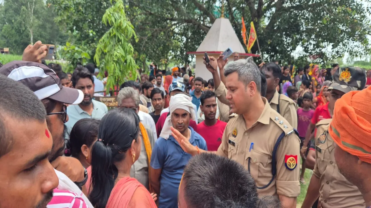 पुजारी की मौत पर बवाल, कार्रवाई को लेकर भीरा इंस्पेक्टर से भिड़ी जनता, हुई हाथापाई...बिगड़ा माहौल