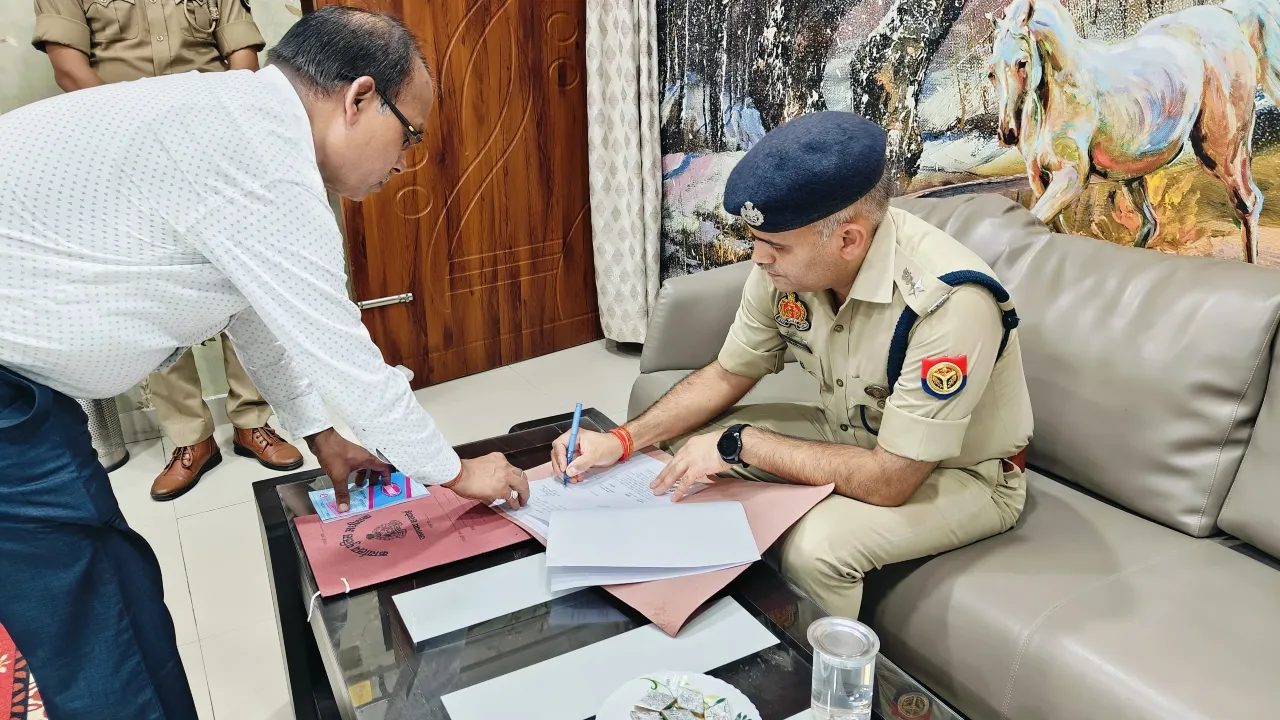हरदोई में देर रात नवागत एसपी नीरज कुमार जादौन ने संभाला कार्यभार, युवाओं के लिए सबक है इनका कैरियर  