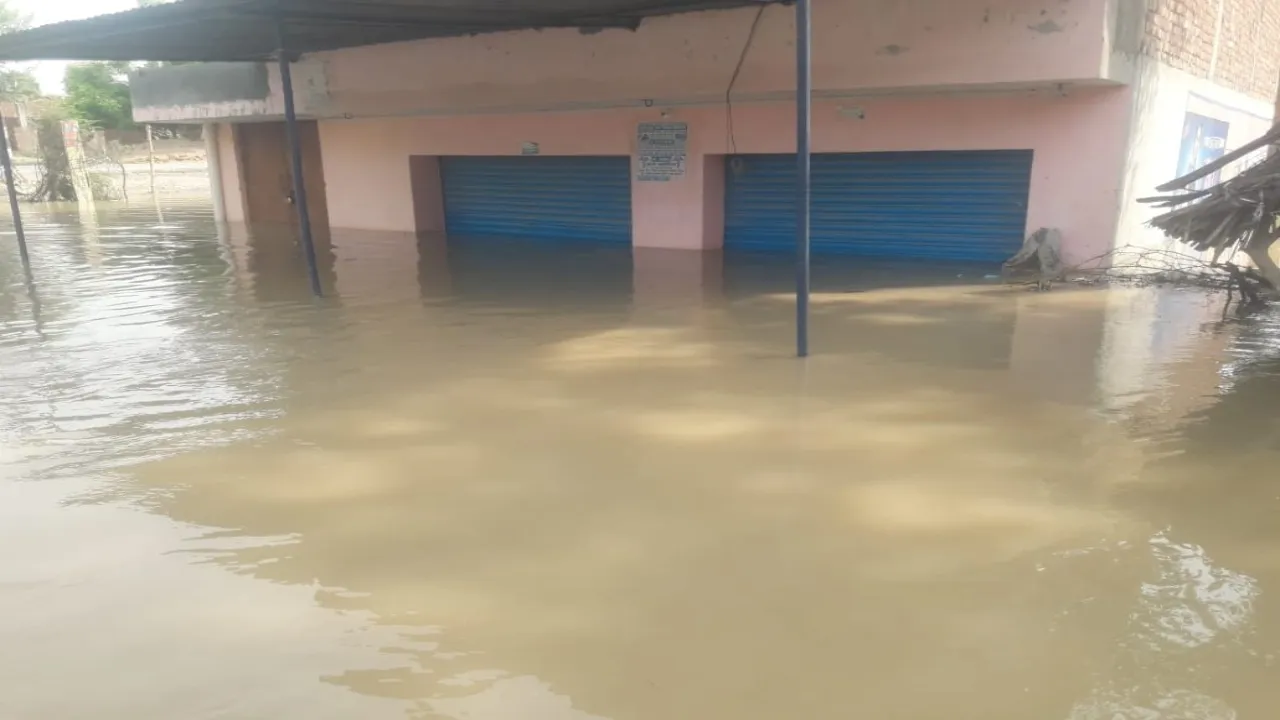 Hardoi flood: शाहाबाद में उफान पर गर्रा नदी, कई गांवों में पहुंचा बाढ़ का पानी      
