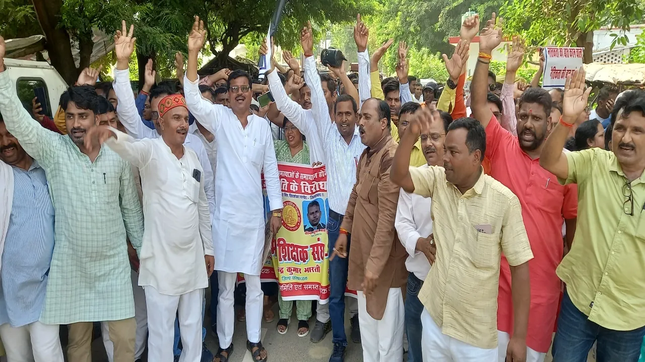 अयोध्या: आनलाइन हाजिरी के विरोध में शिक्षकों ने निकाला पैदल मार्च, सौंपा ज्ञापन 