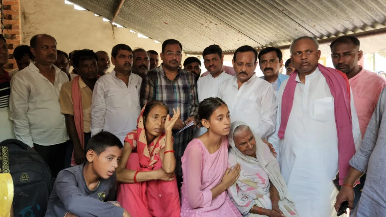 गोंडा: मृतक कार्यकर्ता के घर पहुंचा सपा का प्रतिनिधिमंडल, पीड़ित परिजनों को सौंपा 5 लाख रुपए का चेक