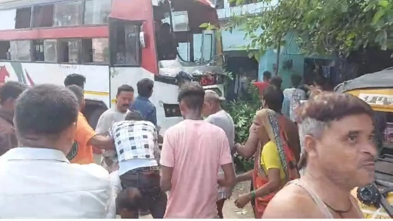 हरदोई: शाहाबाद में बड़ा सड़क हादसा-तेज रफ्तार डबल डेकर बस ने तीन को रौंदा, एक की मौत-दो घायल