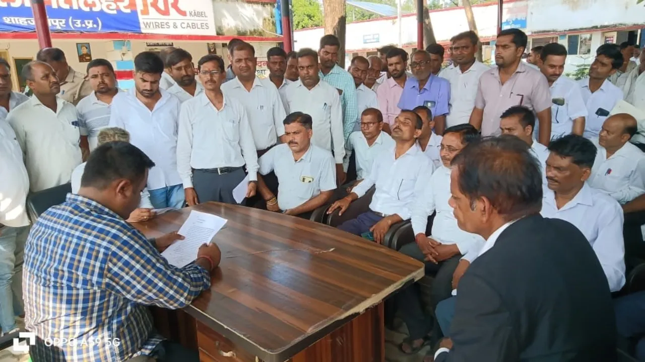रिपोर्ट दर्ज होने पर भड़के अधिवक्ता, कोतवाली का किया घेराव